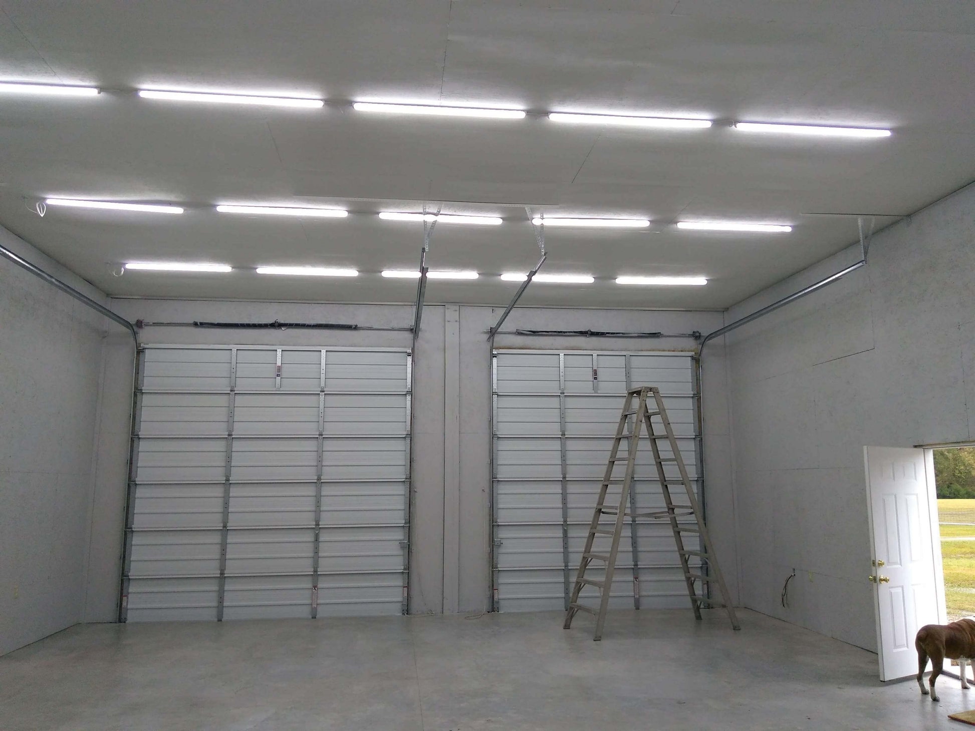 Éclairage Garage LED LINEA - Tube Néon LED - IZIGARAGE